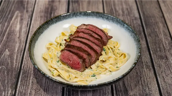 Makaron Alfredo ze stekiem wołowym